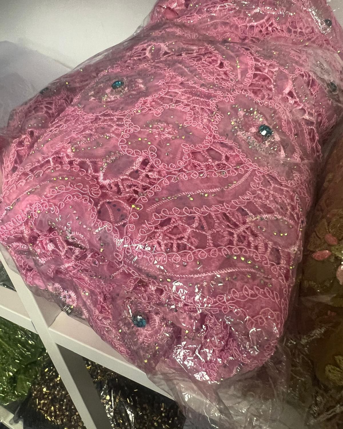 Dentelle rose pailletée