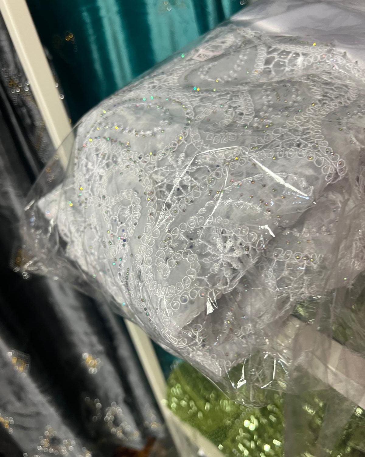 Tissu turquoise brodé