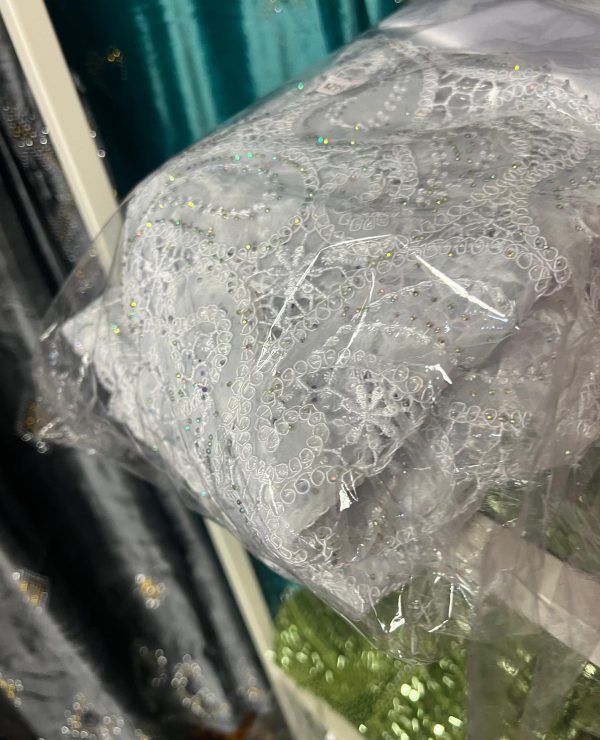 Tissu turquoise brodé